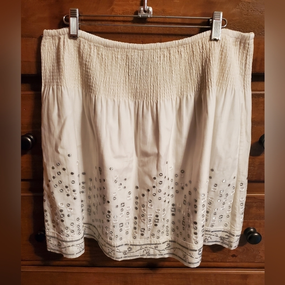 White House Black Market White and Silver Lined Skirt Size S